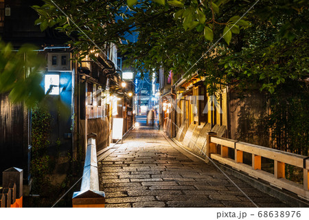 京都　夜の祇園　祇園白川 68638976
