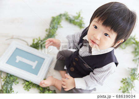 1歳誕生日パネルでお祝いする赤ちゃんの写真素材