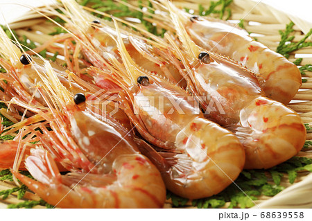 ザルに盛ったボタンエビ(クローズアップ) 68639558