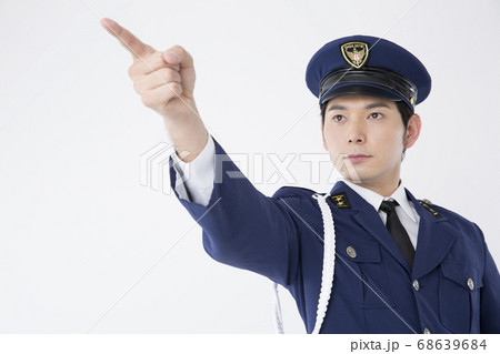 指差しをする男性警察官 68639684