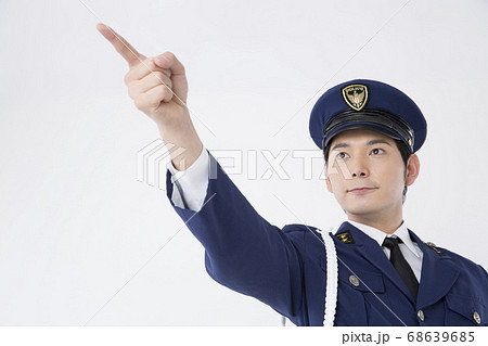 指差しをする男性警察官 68639685