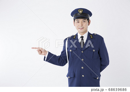 指差しをする男性警察官 68639686