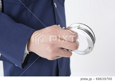 手錠と男性警察官 68639700