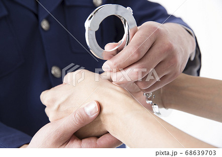 逮捕する男性警察官 68639703