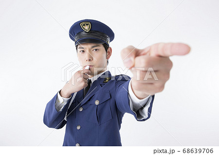 笛を吹く男性警察官 68639706