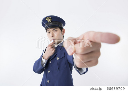 笛を吹く男性警察官 笛を吹く男性警察官 68639709