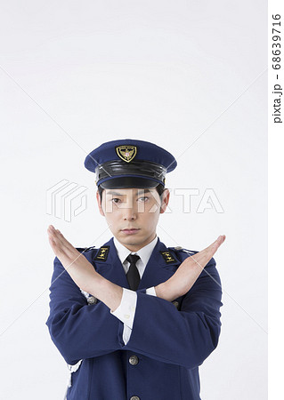 取り締まる男性警察官 取り締まる男性警察官 68639716