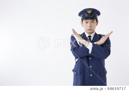 取り締まる男性警察官 68639717