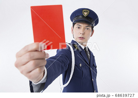 取り締まる男性警察官 68639727