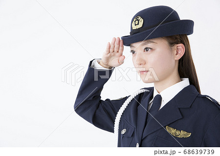 敬礼をする女性警察官 敬礼をする女性警察官 68639739