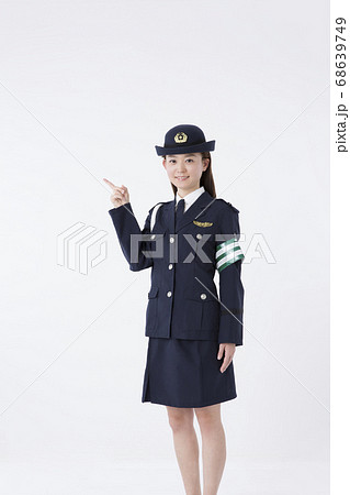 指差しをする女性警察官の写真素材