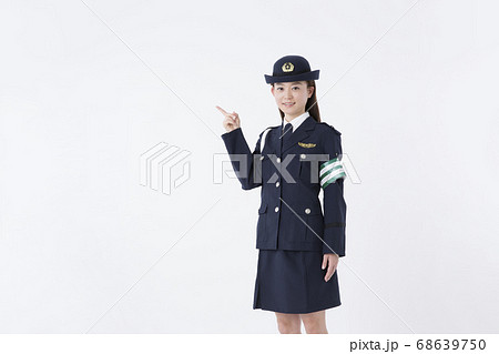 指差しをする女性警察官 68639750