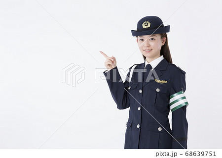 指差しをする女性警察官 68639751
