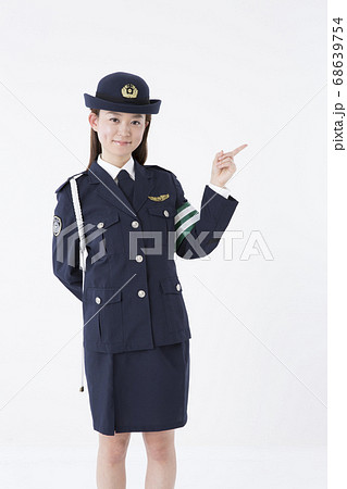 指差しをする女性警察官 指差しをする女性警察官 68639754