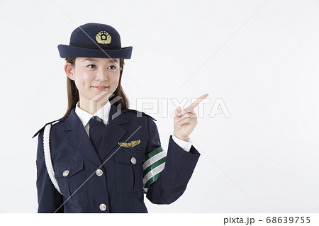 指差しをする女性警察官 指差しをする女性警察官 68639755