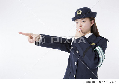笛を吹く女性警察官 68639767