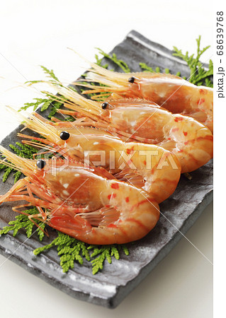 黒い皿に盛った牡丹海老(クローズアップ) 68639768