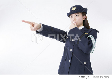 笛を吹く女性警察官 68639769