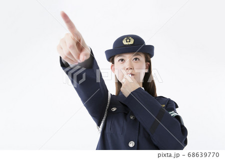 笛を吹く女性警察官 68639770