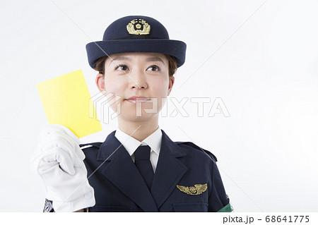 取り締まる女性警察官 68641775