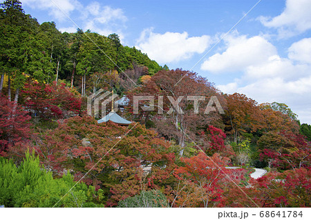 紅葉の勝尾寺の写真素材