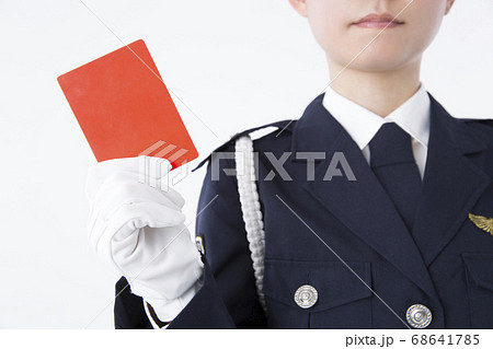 取り締まる女性警察官 68641785