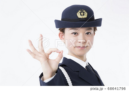 OKサインする女性警察官 68641796