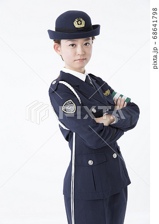 腕組みをする女性警察官 68641798