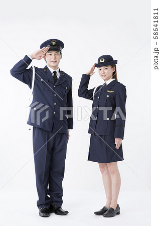 敬礼をする警察官 68641811