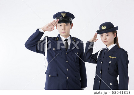 敬礼をする警察官 68641813