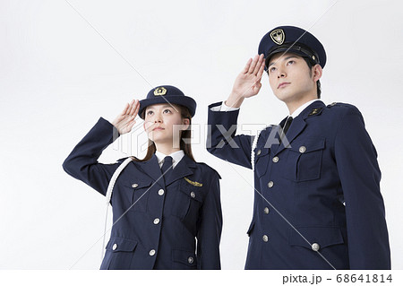 敬礼をする警察官 68641814