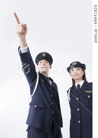 指差しをする警察官 68641820