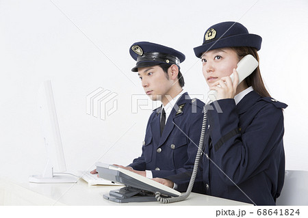 電話を受ける警察官 電話を受ける警察官 68641824