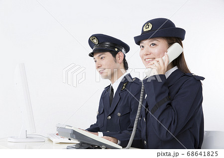 電話を受ける警察官 68641825
