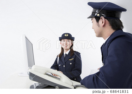 会話をする警察官 68641831