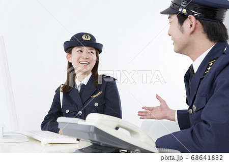 会話をする警察官 会話をする警察官 68641832