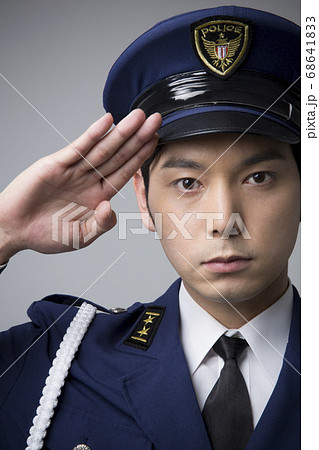 敬礼をする男性警察官 敬礼をする男性警察官 68641833