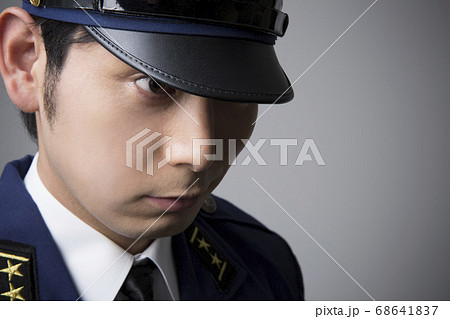 偽の警察官 68641837