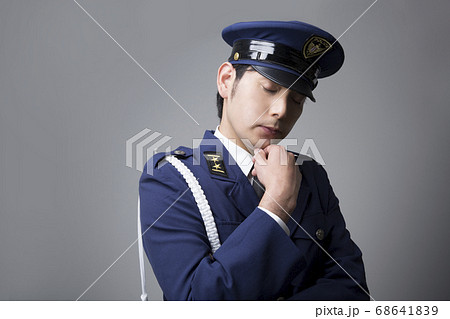 悩む警察官 68641839