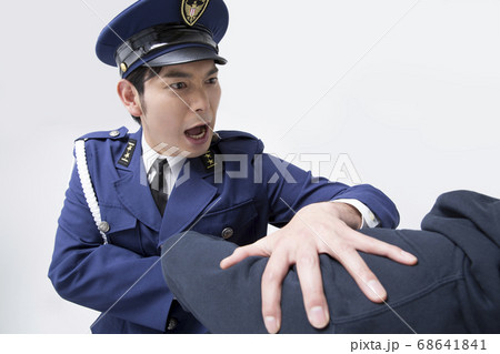 犯人を捕まえる警察官 68641841