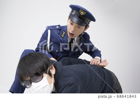 犯人を捕まえる警察官 犯人を捕まえる警察官 68641843