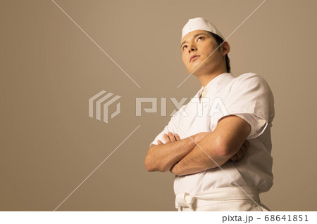 腕組みをする板前 68641851