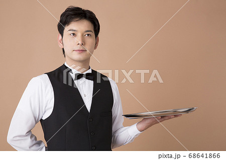 トレンチを持つウェイター トレンチを持つウェイター 68641866