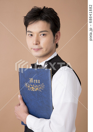 メニューを持つウェイター 68641882