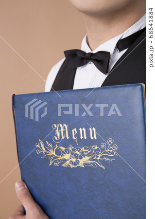 メニューを持つウェイター 68641884