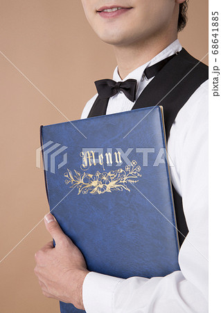 メニューを持つウェイター 68641885