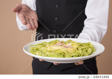 料理を運ぶウェイター 68641886