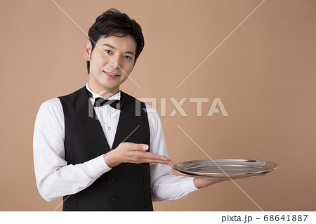 案内をするウェイター 68641887