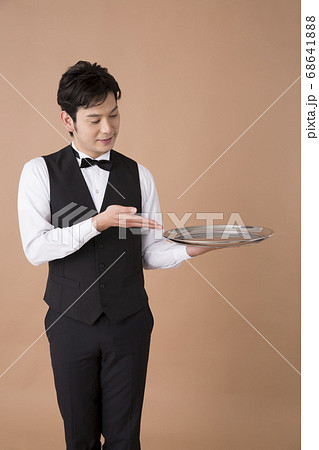 案内をするウェイター 案内をするウェイター 68641888