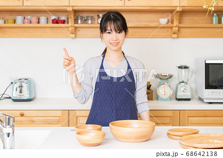 ポイントを指し示す若い女性 ポイントを指し示す若い女性 68642138